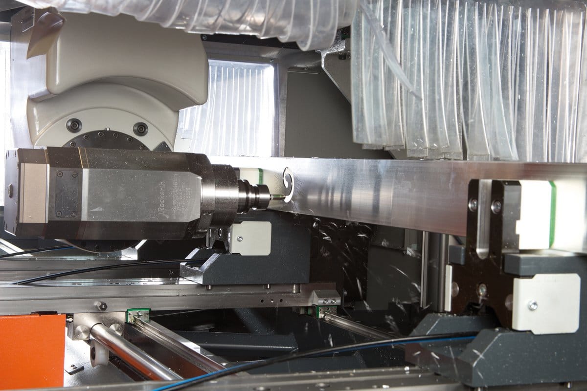 CNC-Fräser bearbeitet ein Aluminiumprofil